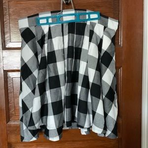 Sz 1 Torrid black & white kilt-style mini skirt